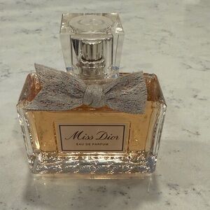 Miss Dior Eau de Parfum - Elegant Gold Fragrance